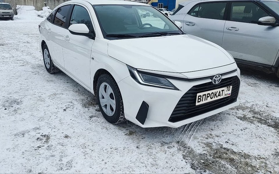 Toyota Yaris в аренду в Томске